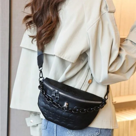 Chic Black Embossed Crossbody Bag with Chain Strap - Picture 2 of 12